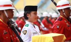Kisah Diva Febriani asal Kukar, Pembawa Baki Merah Putih di Stadion Palaran Meski Diguyur Hujan