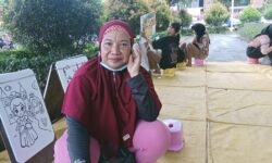 Kisah Lili, Penjual Jasa Lukisan Hingga Ojek Sekolah Demi Kuliah Dua Anaknya