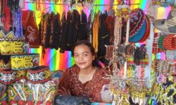 Cerita Oca Lanjutkan Usaha Keluarga, Omzet Pernak Pernik Dayak Tembus Rp 10 Juta