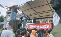 Ratusan Mahasiswa-Pegiat Demo DPRD Kaltim, Kawal MK Hingga Protes IUP ke Ormas