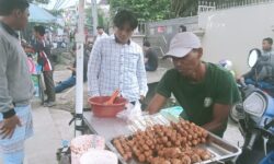 Cerita Pentol Bakar Riyadi Terjual Habis dalam Tiga Jam Saat Demo Mahasiswa di Samarinda