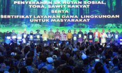 Jokowi Serahkan Sertifikat Layanan Dana dan SK Perhutanan Sosial
