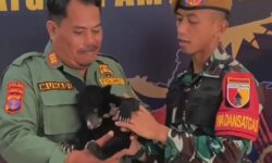 Satgas Pamtas Indonesia – Malaysia Serahkan Dua Anak Beruang Madu ke BKSDA Kaltara