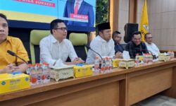 Pagi Ini Rudy Mas’ud – Seno Aji Naik Angkot ke KPU Kaltim