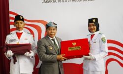 Gubernur Bawa Duplikat Bendera Pusaka ke Kaltara