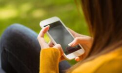 Ini Cara Mengatasi Mata Merah Akibat Handphone