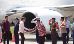 Mulai Berkantor di IKN, Jokowi Disambut Akmal di Balikpapan