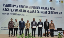 Lima Puluh Diplomat Negara Sahabat Lulus Belajar Bahasa Indonesia