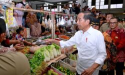 Presiden Jokowi Dialog dengan Pedagang Pentol Kuah di Tanjung Redeb
