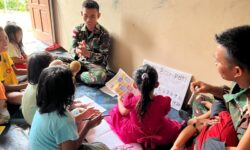 Cerdaskan Anak Usia Dini, Personil Yonarmed 11 Kostrad jadi Guru Bantu di Wilayah Perbatasan