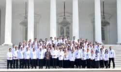 Presiden Jokowi dan Iriana Pamitan dengan Keluarga Besar Istana