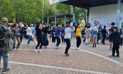 Diaspora Indonesia dan Warga Lokal Melbourne Nyanyikan ‘Tatinggal di Papua’