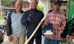 Adama Salurkan 250 Cangkul Kepada 13 Kelompok Tani