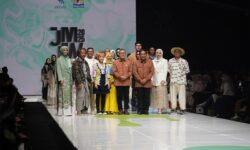 Ajang JMFW 2025 Lahirkan Desainer Muda Bertalenta
