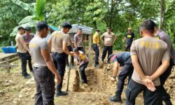 Personel Polsek dan Polres Nunukan Makamkan Bekas Pekerja Migran