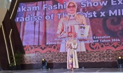 Momen Kepala Perangkat Daerah Kaltim Pamer Keindahan Busana Tenun Ulap Doyo