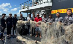 Penyelam TNI AL Nunukan Berhasil Melepas Jaring Ikan dari Baling-baling Kapal Tol Laut