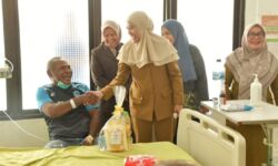 Peringati HKN ke-60, Bupati Nunukan Bagikan Makanan Ringan ke Pasien RSUD