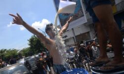 Impor Susu Meningkat, Peternak Sapi Buang Susu