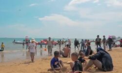 Pantai Manggar Masih Primadona di Libur Nataru, Pengunjung Tembus 19 Ribu Orang