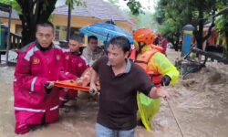 Banjir Bandang Terjang Sukabumi, Polri Evakuasi Ibu dan Bayi dari Gang Sempit