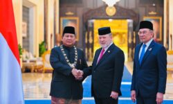 Presiden Prabowo Subianto Dianugerahi Tanda Kehormatan Darjah Kerabat Johor di Malaysia