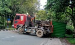 Kelebihan Muatan, Kontainer Terguling di Tanjakan MT Haryono Balikpapan