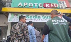 Dilarang, Jukir Liar Ngotot Tarik Duit Parkir Pengunjung Apotek K24 di Samarinda