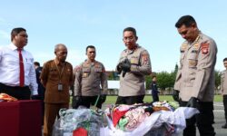 Polda Kalbar Gagalkan Penyelundup 410 Ballpres Pakaian Bekas dari Malaysia