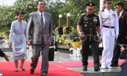 PM Jepang Ishiba Shigeru dan Istri Beri Penghormatan di TMPN Utama Kalibata
