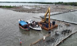 PT TRPN Bongkar Pagar Laut Tanpa Izin di Bekasi