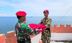 Patroli di Perairan Perbatasan, Prajurit TNI AL Dua KRI Lakukan Perawatan Suar Karang Unarang