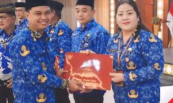 Pj Sekda Nunukan Serahkan 97 Satyalancana Karya Satya ke PNS