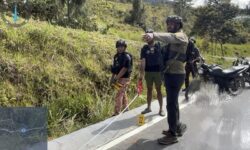 Satgas Damai Cartenz Evakuasi Korban dan Kejar Pelaku Penembakan