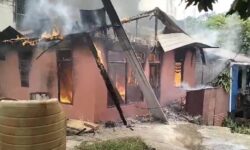 Kebakaran di Karang Jati Lukai Pemilik Rumah