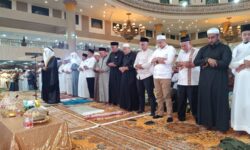 Diimami Syekh Abdurrahman Al’Ausy, Ribuan Orang Salat Berjemaah di Masjid Baitul Muttaqin