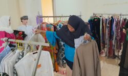 Warga Samarinda Antusias Terima Sembako dan Pilih Baju Bekas Layak Pakai dari PWRI