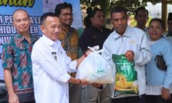 Wabup Nunukan Serahkan 664 Bingkisan Lebaran untuk Pekerja Kebersihan DLH