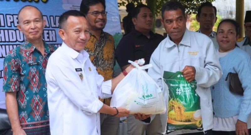 Wabup Nunukan Serahkan 664 Bingkisan Lebaran untuk Pekerja Kebersihan DLH