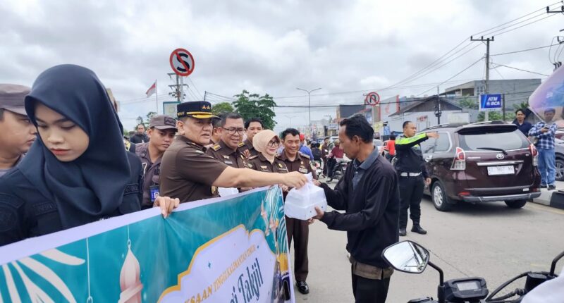 Kajati Kaltim Iman Wijaya dan Istri Bagikan 500 Paket Takjil kepada Masyarakat
