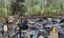 Polisi Olah TKP Penyerangan KKB Terhadap Guru dan Tenaga Kesehatan di Yahukimo