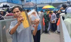 Seribuan Orang Antre Halalbihalal dan THR Rp 100.000 Gubernur Rudy Mas’ud di Samarinda