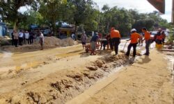 Keruk Longsor Tutupi Jalan, Warga Nunukan Dapat Cuan Jual Tanah Rp 100.000 per Truk