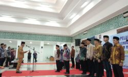 Lantik PPIH Embarkasi Balikpapan, Rudy Mas’ud Tekankan Ketulusan dalam Melayani