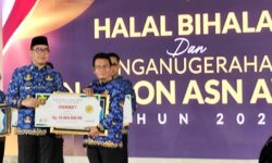 Syahrudin Terima Pin Emas dan Umrah Gratis dari Andi Harun