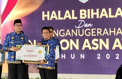 Syahrudin Terima Pin Emas dan Umrah Gratis dari Andi Harun