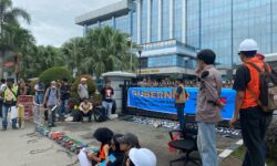Lima Bulan Tanpa Kepastian, Warga Muara Kate Desak Pengungkapan Kasus Pembunuhan Rusel di Depan Kantor Gubernur