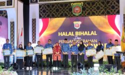 ASN dan Non-ASN Berprestasi Terima Penghargaan dari Wali Kota Samarinda