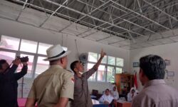 Belum 3 Tahun, Plafon 5 Kelas SDN 04 Sebatik Barat Sudah Ambruk