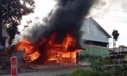 Ditinggal Pemiliknya, Kios BBM Eceran di Tulin Onsoi Ludes Terbakar